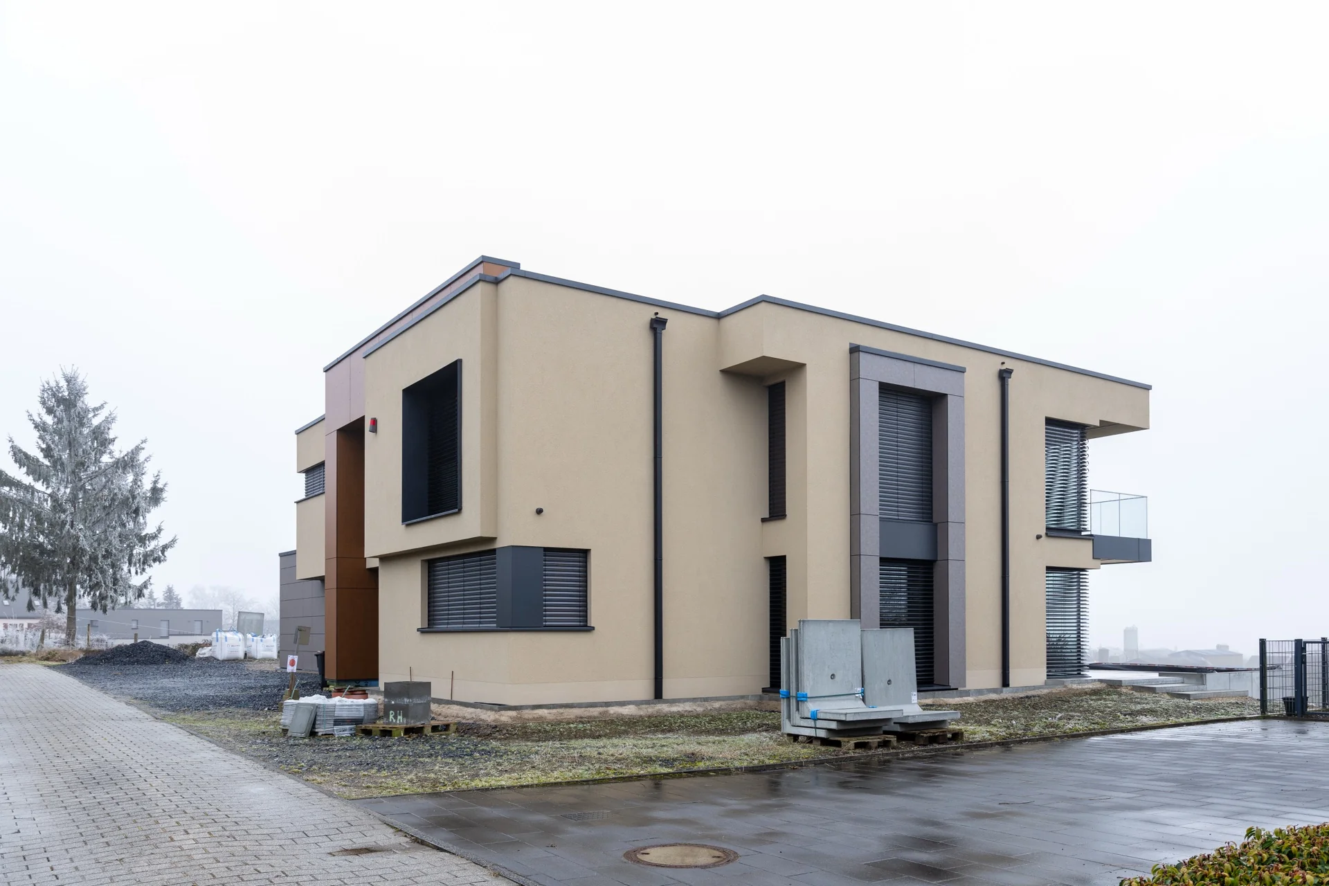 Moderner Wohnbau mit Naturmaterialien - Biophilic Design